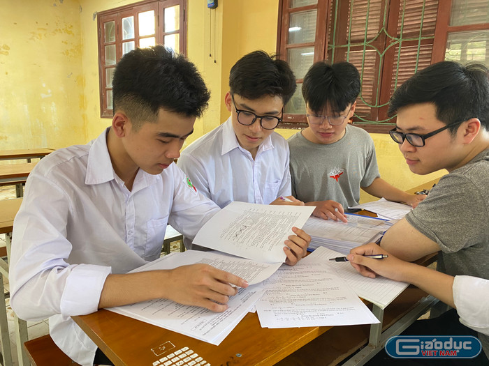Thí sinh cần nắm vững kiến thức về các thể loại và kiểu văn bản, đồng thời rèn luyện kỹ năng trả lời từng dạng câu hỏi một cách chính xác, đầy đủ. Ảnh minh họa: Lã Tiến gdvn-hd-thi-tot-nghiep-1-151.jpg